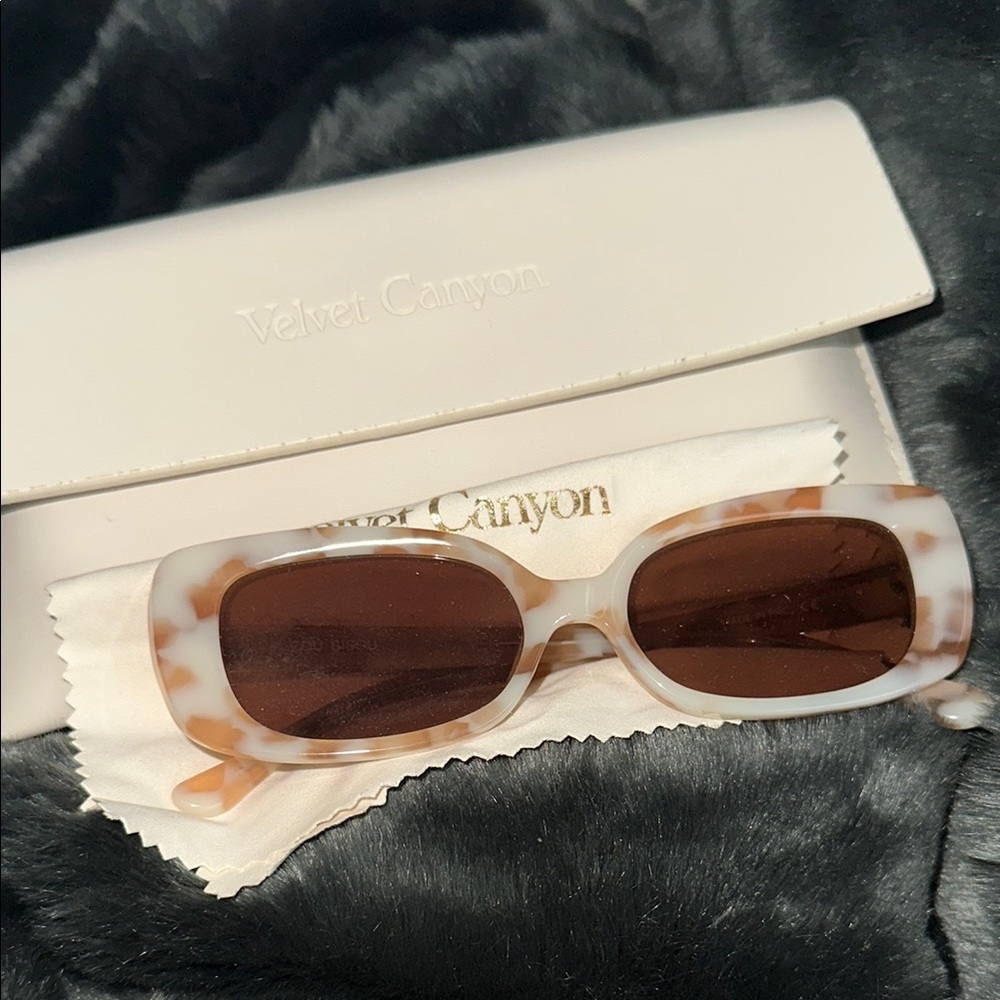 Velvet Canyon Tan and Cream Sunglasses